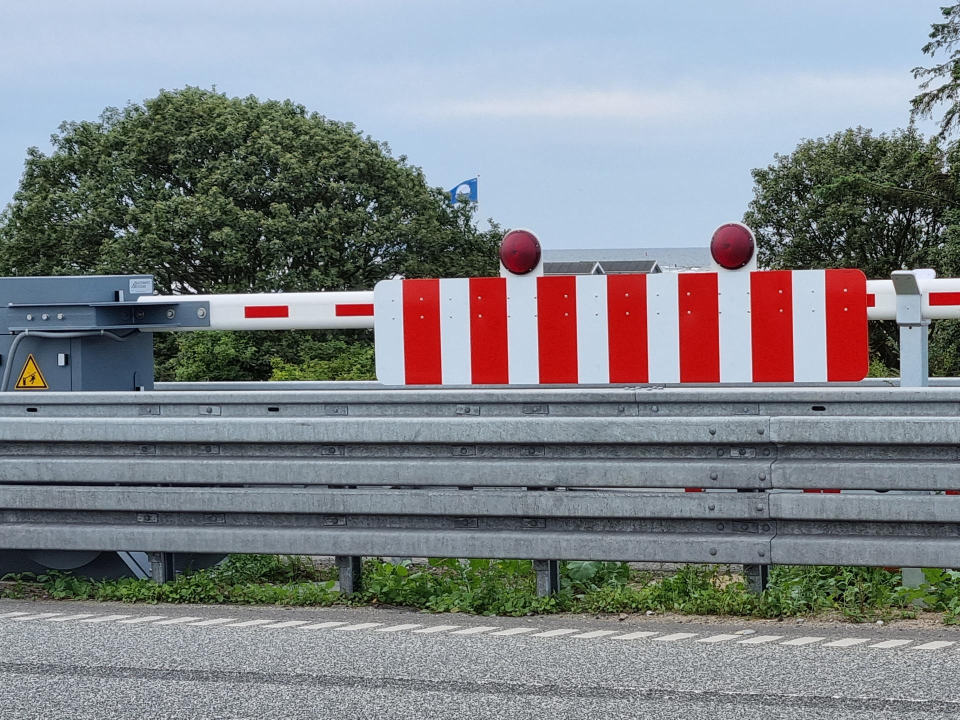 Bomanlæg til afspærring med fjernstyring